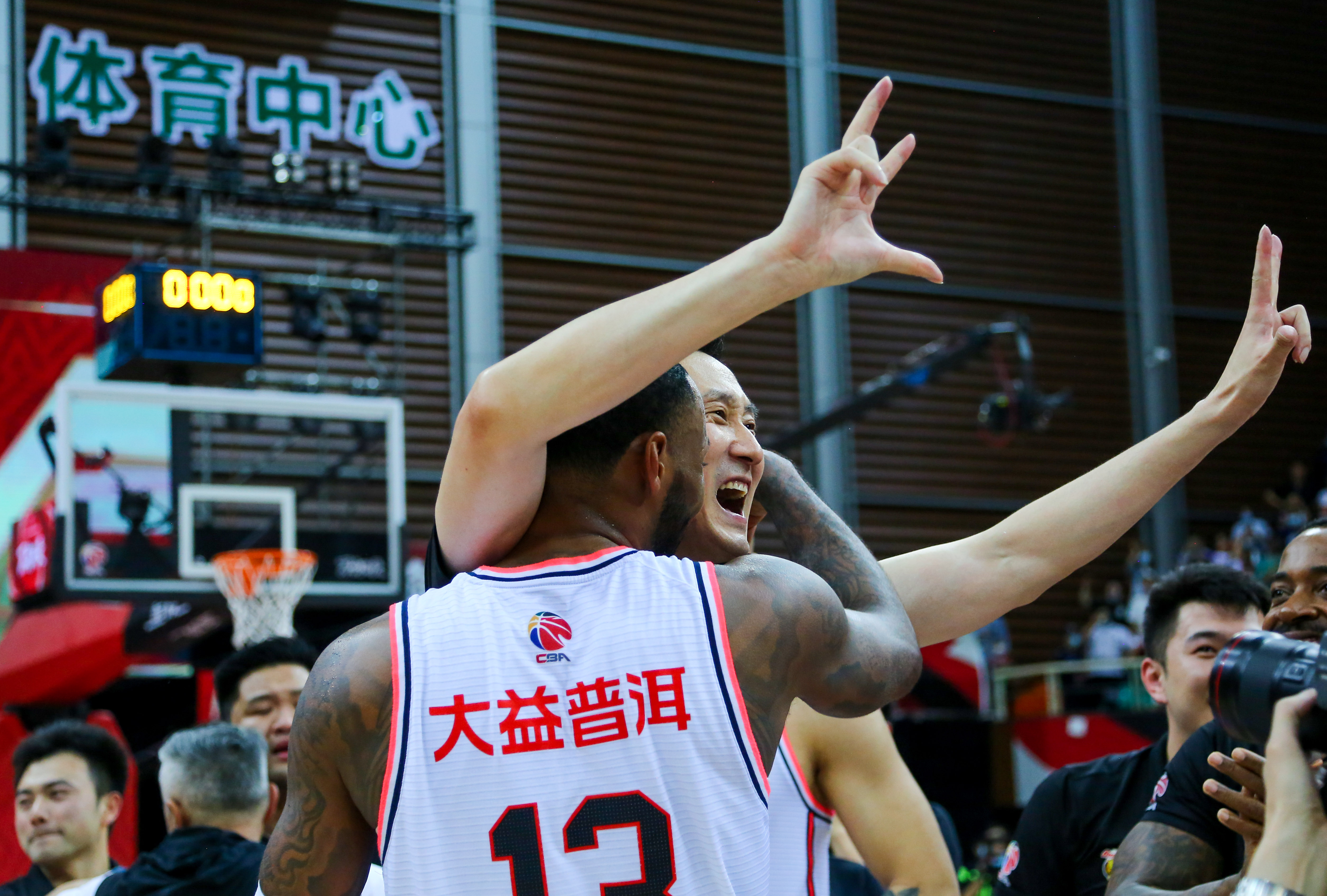 关于浓眉哥在中国队比赛中败北，高光表现引发热议！的信息