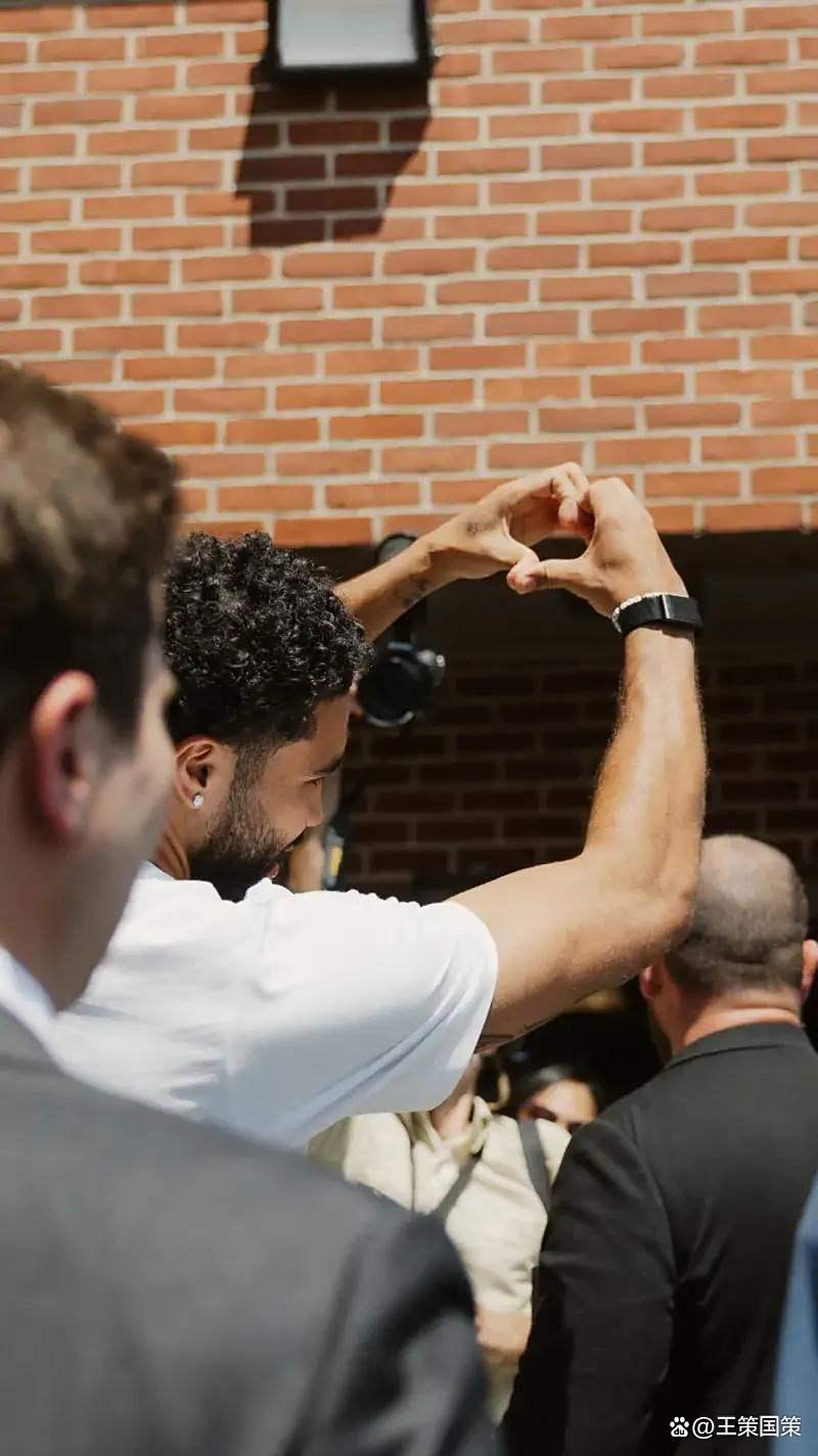 塔图姆迎来十赛季高光表现,澳大利亚队球迷沸腾!的简单介绍 塔图姆迎来十赛季高光表现,澳大利亚队球迷沸腾!的简单介绍